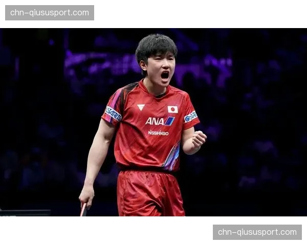 暖心一幕：比赛因球员受伤暂停，双方队医合力进场救治