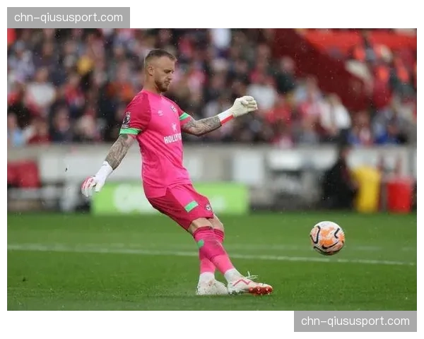 门将失误送礼,布伦特福德前锋轻松推射空门笑纳大礼 门将失误送礼,布伦特福德前锋轻松推射空门笑纳大礼